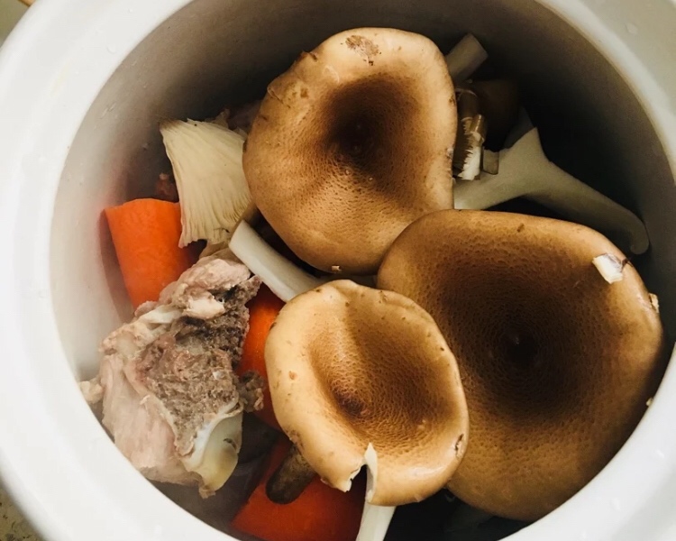 猪肚菌鸡枞菌的杂菌汤的做法