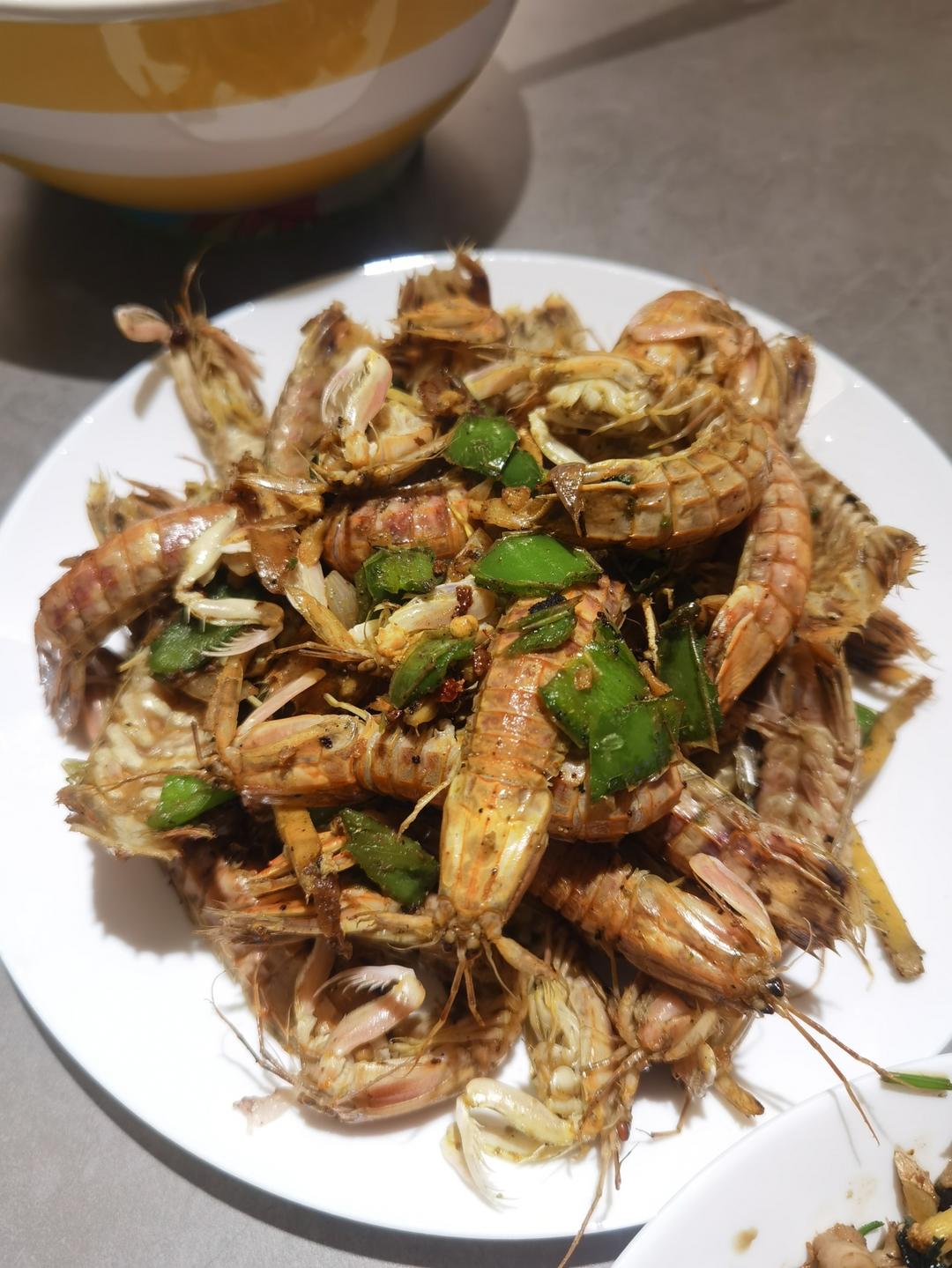 无油炸版的椒盐皮皮虾和巧拨虾壳的方法