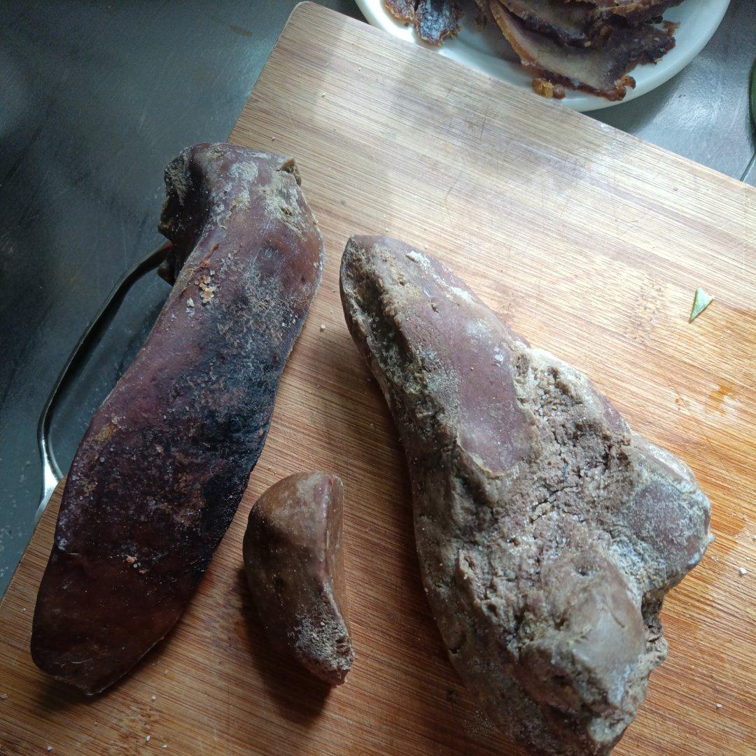 厨师长教你：“盐焗猪肝”的家常做法，干香浓厚，好吃没腥味
