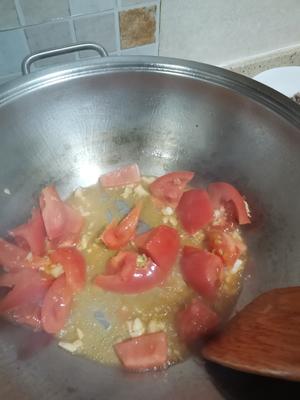 番茄金针菇肥牛汤的做法 步骤3