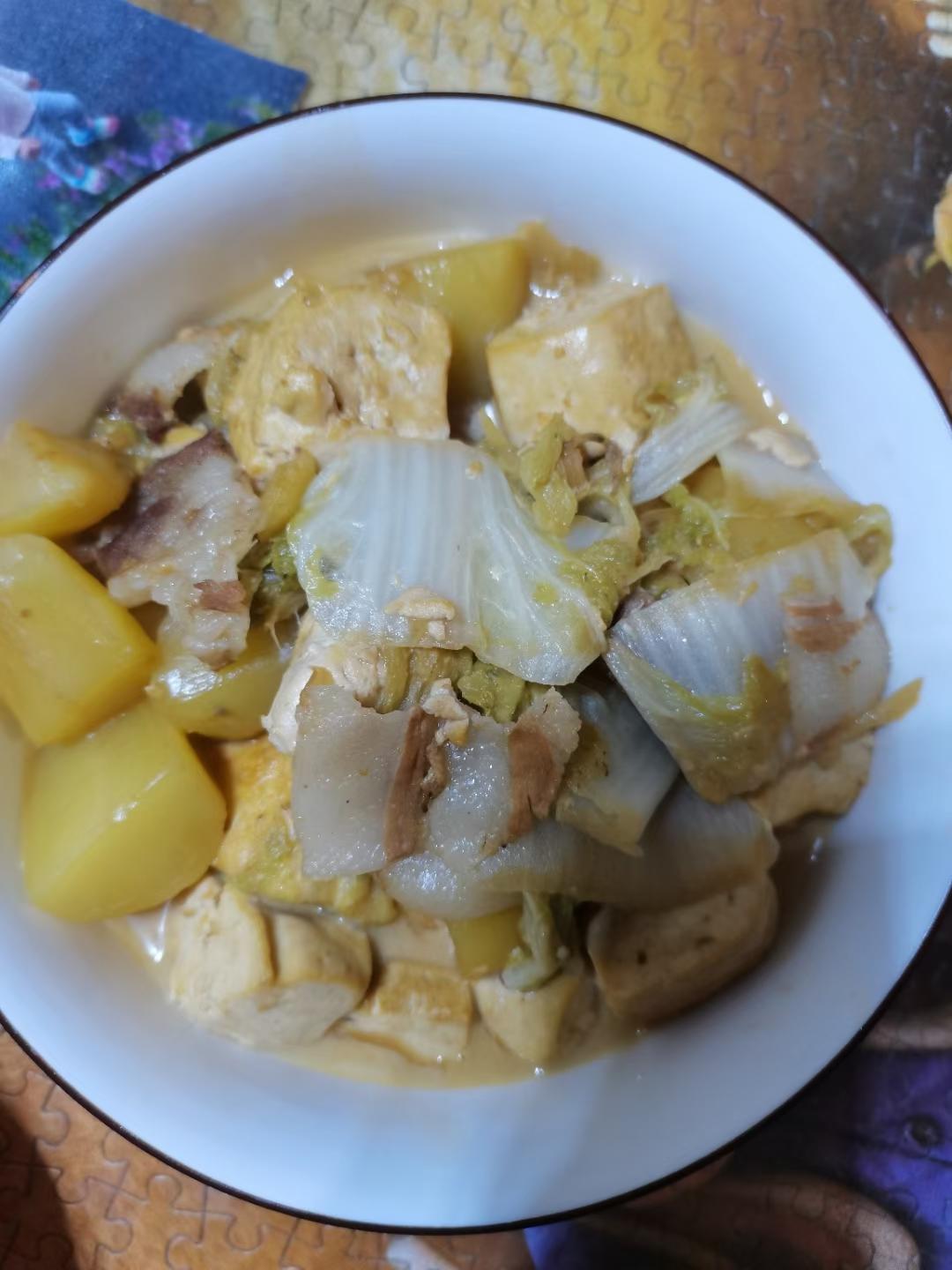 土豆白菜豆腐炖五花肉