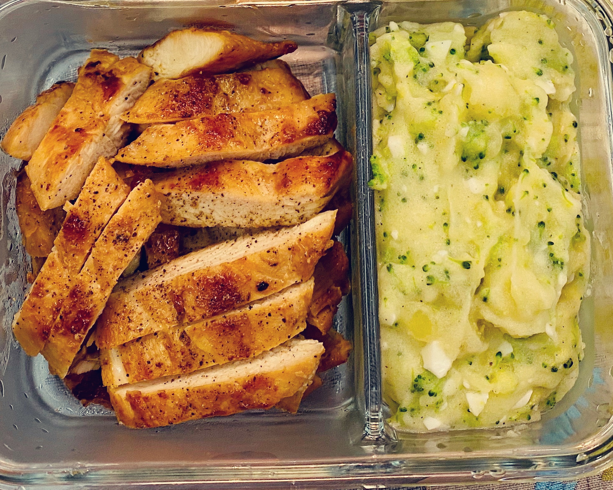 减脂餐尽量少油少盐，选蛋白质高的肉类，推荐鸡胸肉。的做法