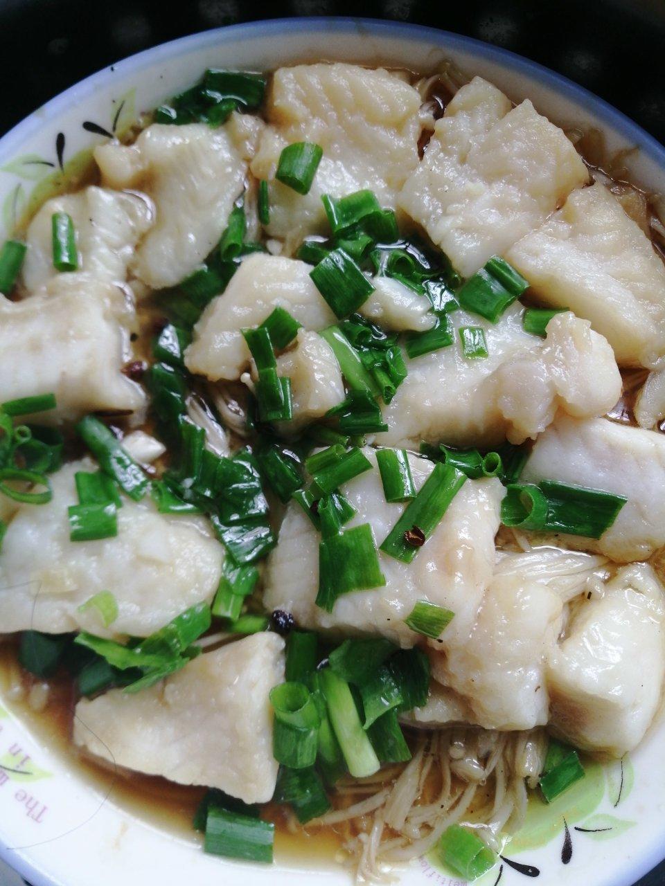 超级好吃的清蒸金针菇粉丝龙利鱼