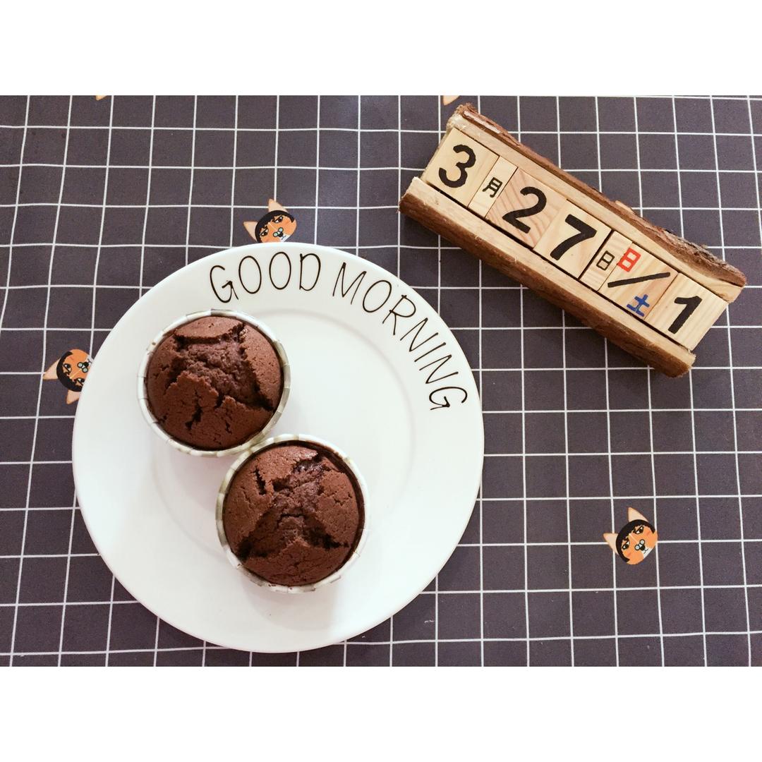 超润巧克力纸杯蛋糕（非常适合裱花、盖糖皮的cupcake方子）