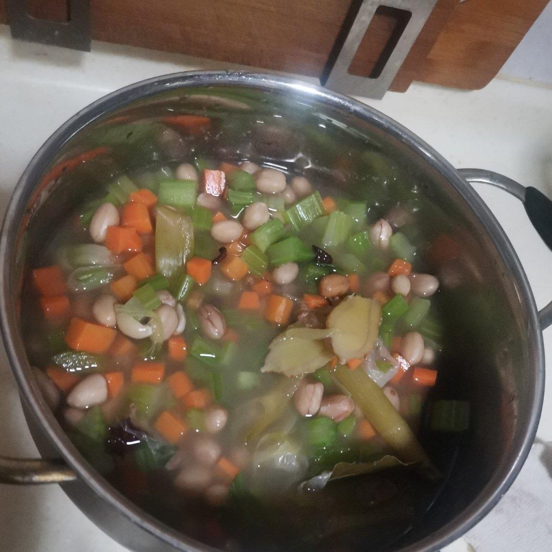 凉拌芹菜花生米胡萝卜