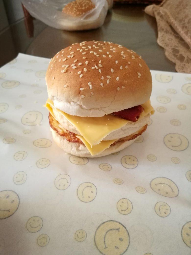 正宗的麦当劳双吉牛肉汉堡