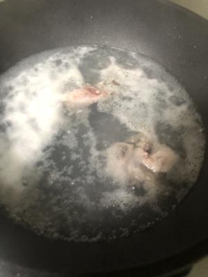 消暑瑶柱冬瓜排骨汤的做法 步骤3