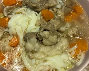 胡萝卜羊肉汤面的做法 步骤4