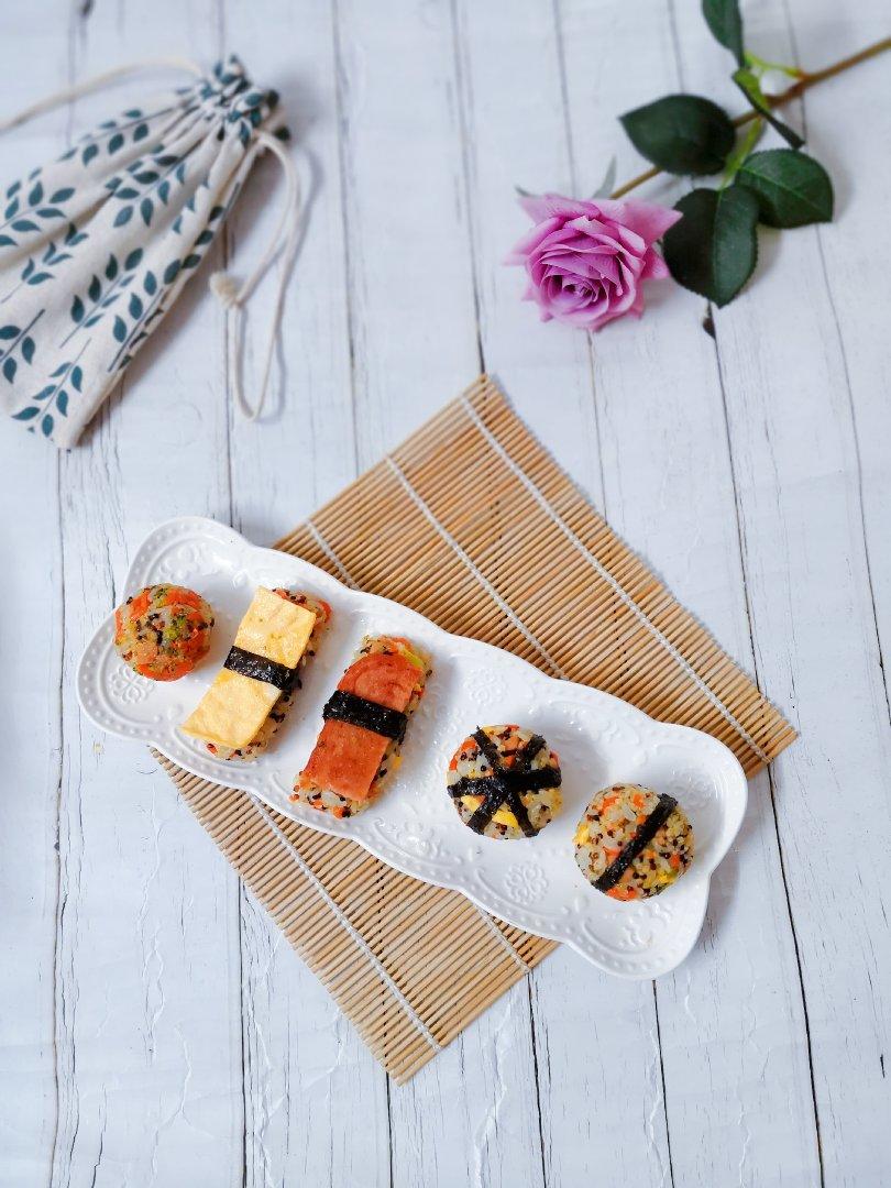 让米饭变得可爱～三色藜麦肉松饭团