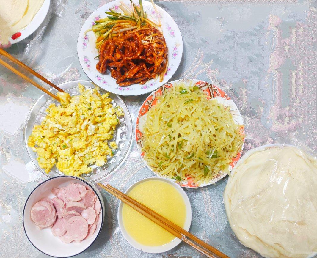 👩‍🍳春饼～薄如纸🌱             京酱牛肉🐂丝➕🈴️菜