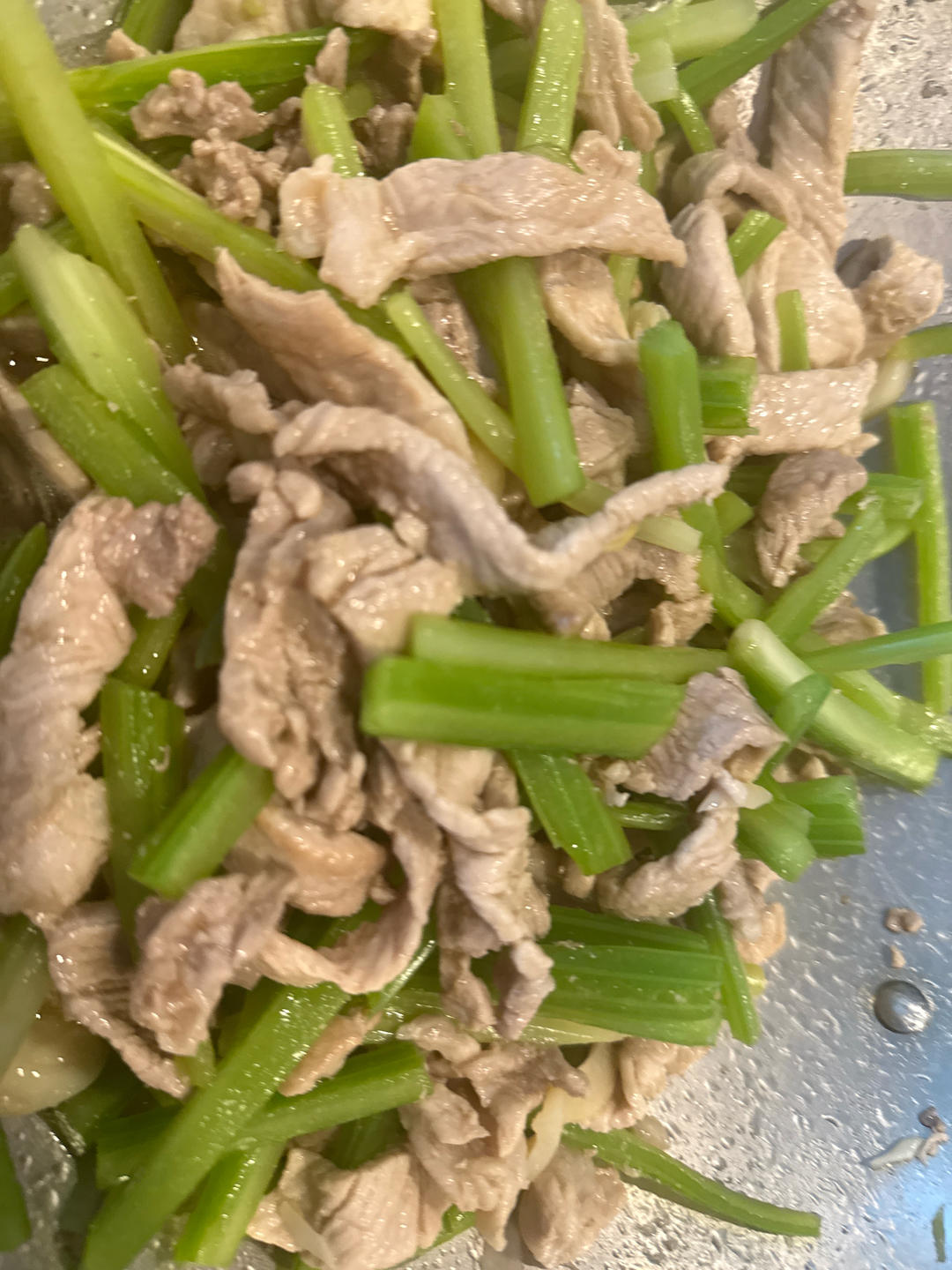 猪肉炒芹菜（小时候的家常菜）