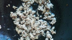 肉沫炒玉米胡萝卜丁的做法 步骤2