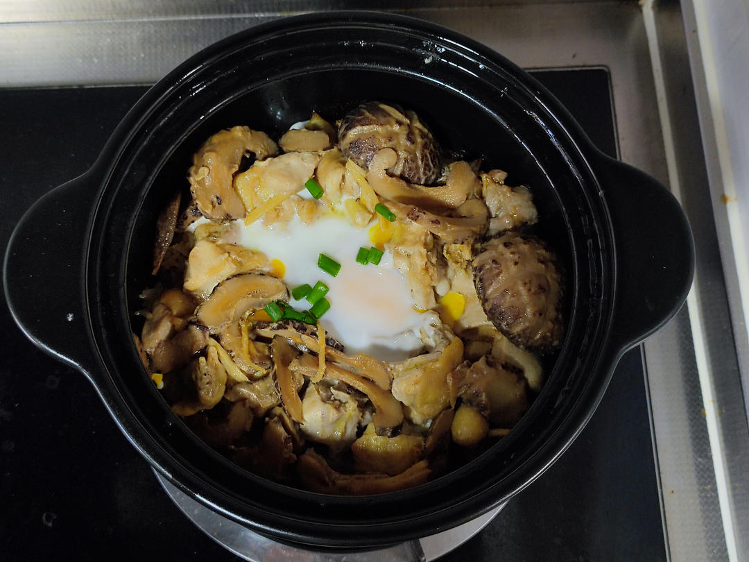 冬菇滑鸡煲仔饭，控制锅巴的生成，煲仔饭酱油的配制