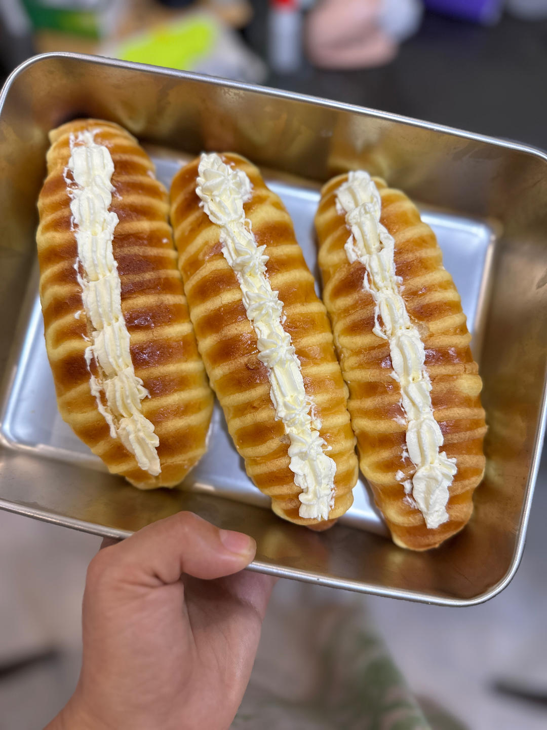 香甜柔软的毛毛虫面包