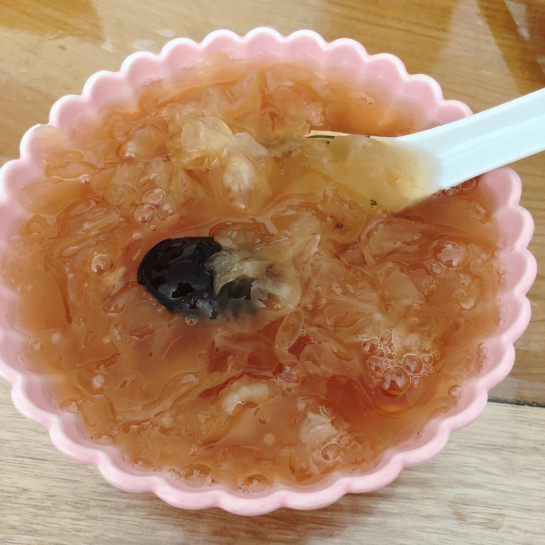 冰糖银耳红枣汤