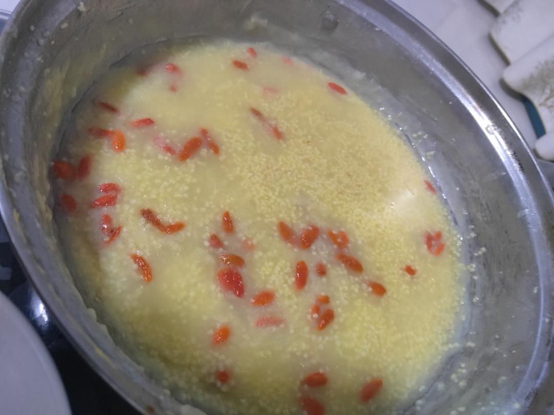 终于熬出一锅有厚厚米油的小米粥