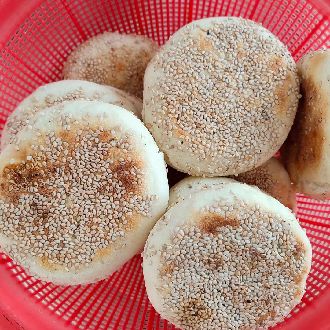 香酥芝麻饼，外酥里软层次分明，一口下去满嘴飘香，满满的童年味道。