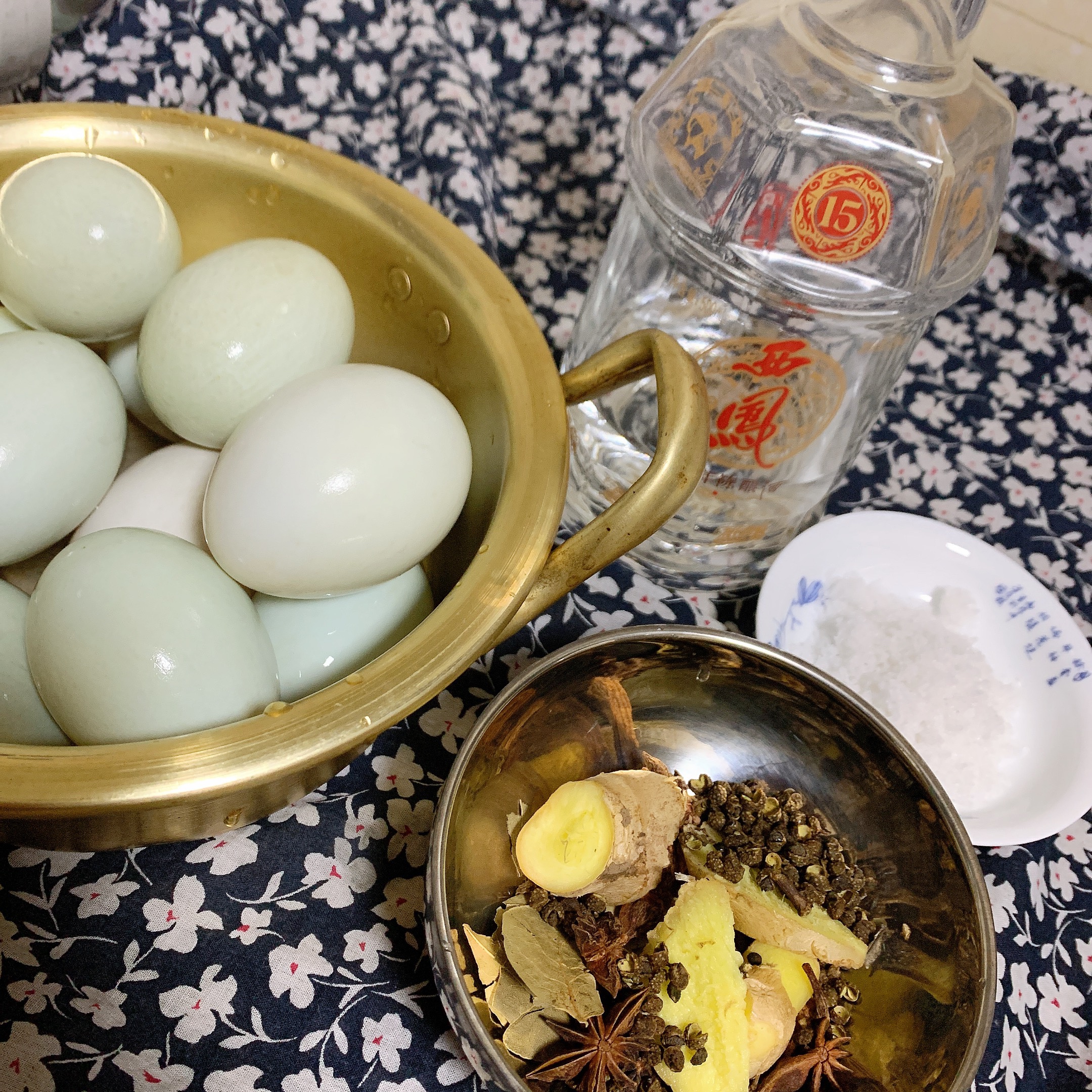 吃了还想吃的五香味咸鸭蛋 流油的做法 步骤1