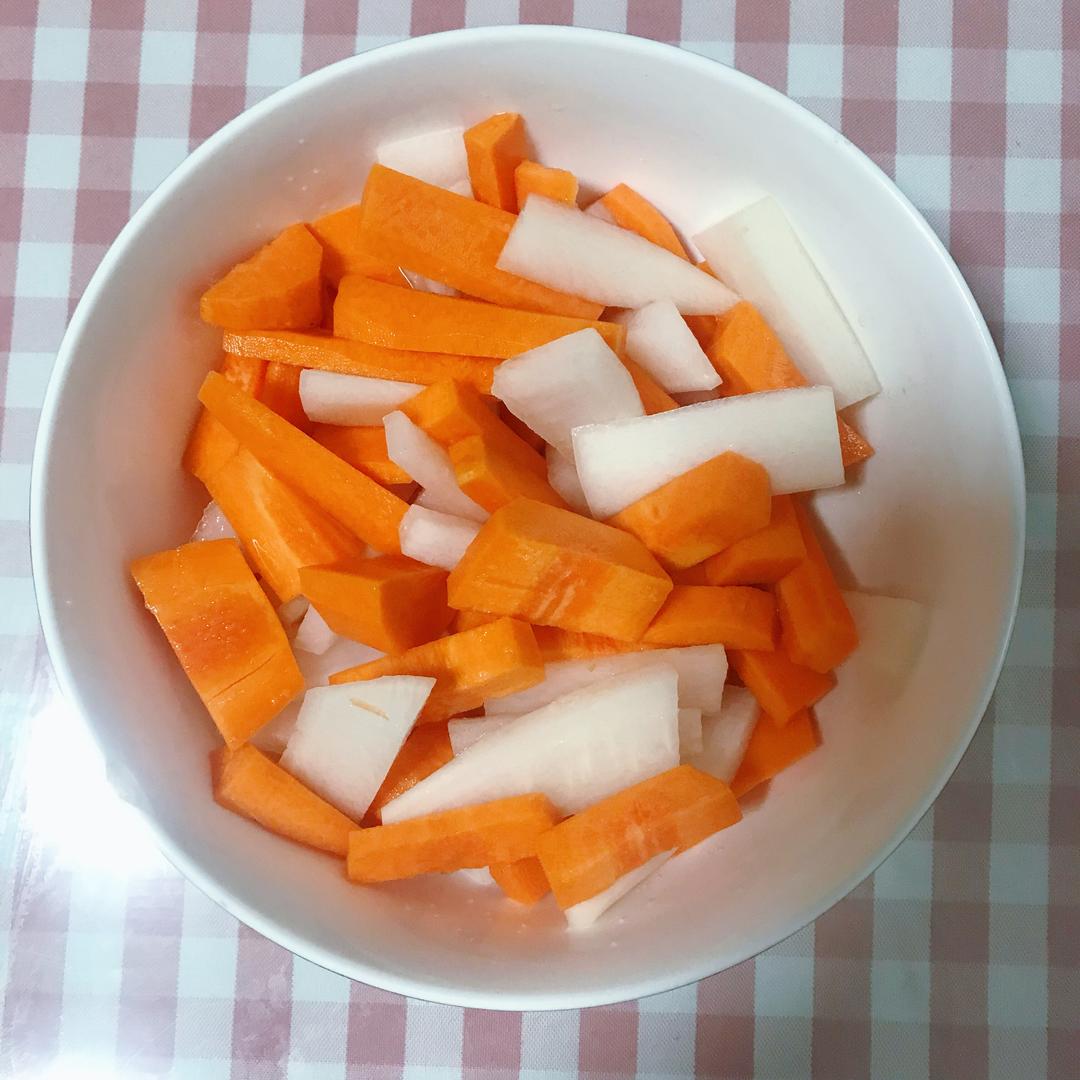 下饭神器四川泡菜酸辣腌萝卜