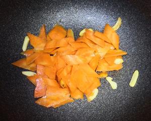 胡萝卜炒香菇的做法 步骤4