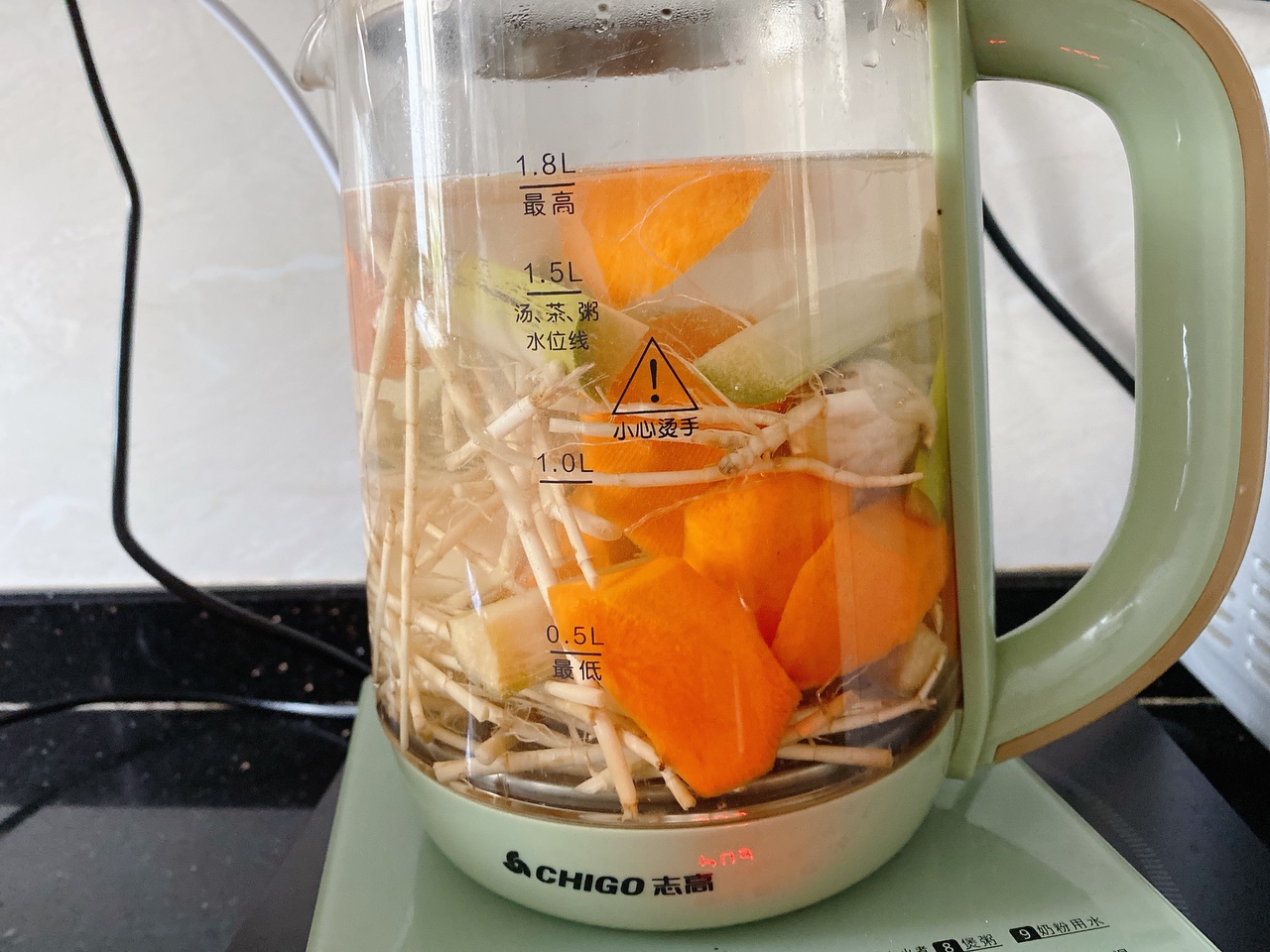广式凉茶🍃清热下🔥茅根竹蔗水的做法 步骤2