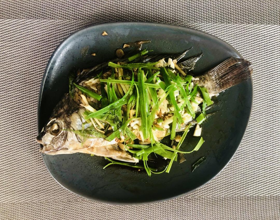 新手家常蒸鱼（附鲜美小秘诀）