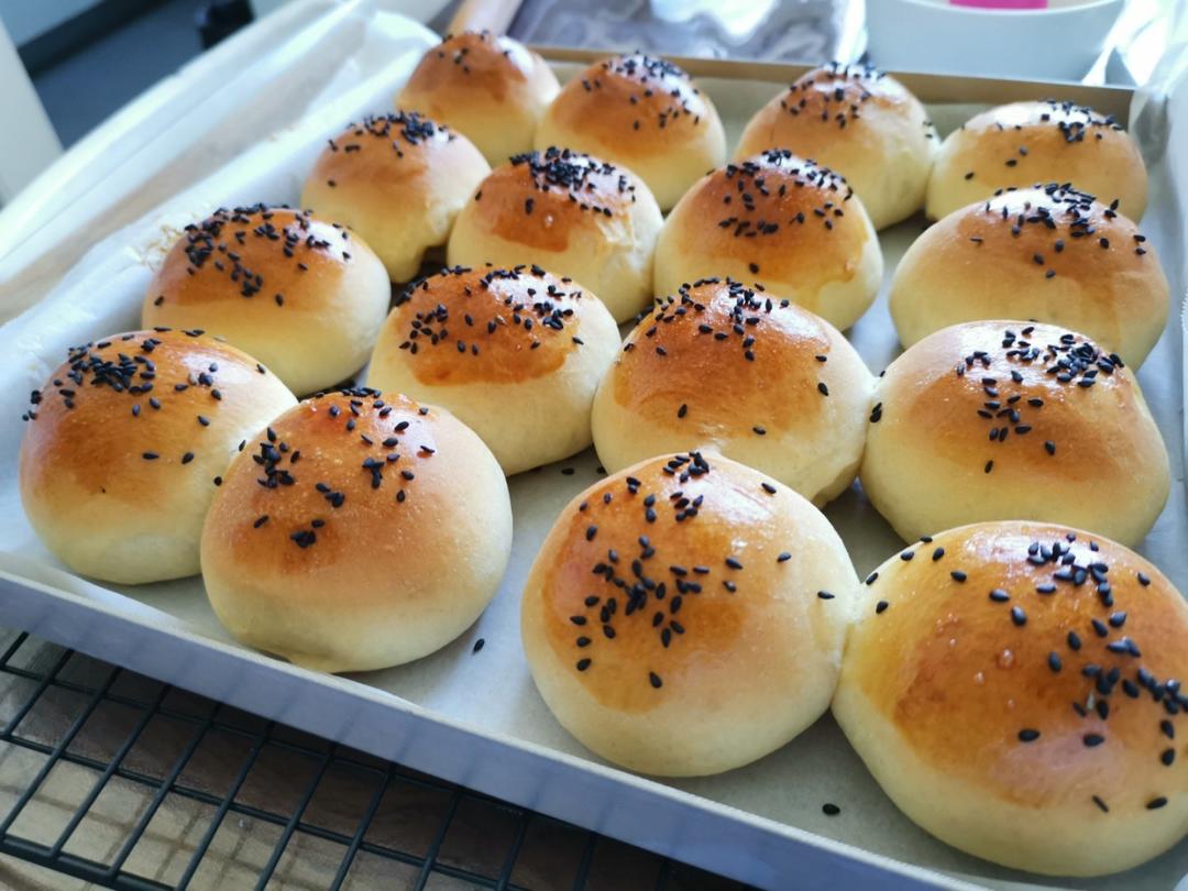 大人小孩都爱不释口的【蜂蜜牛奶小餐包】