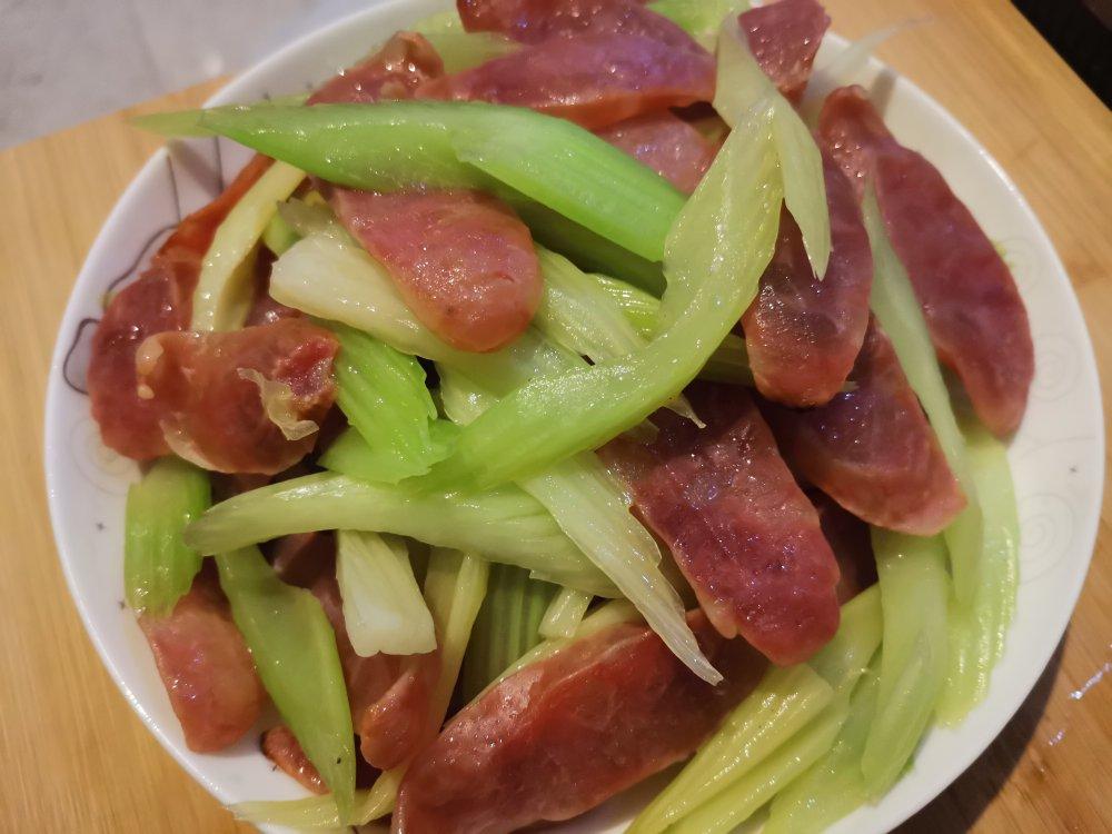 腊肠炒西芹