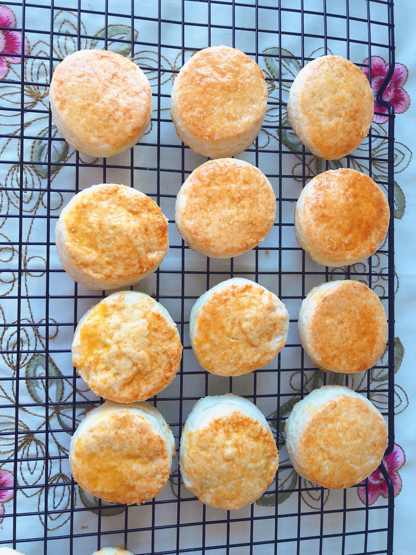 【视频】3分钟 奶油司康Scone(可能是世界上最快手的司康) 消耗淡奶油～
