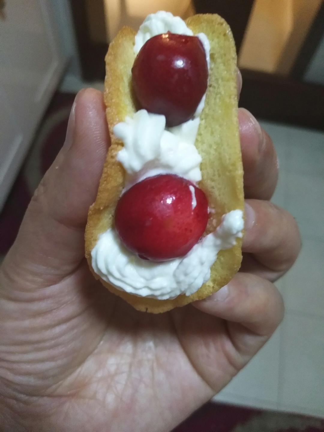 韩国最热门的甜品店Le Bread Lab的草莓蛋糕卷