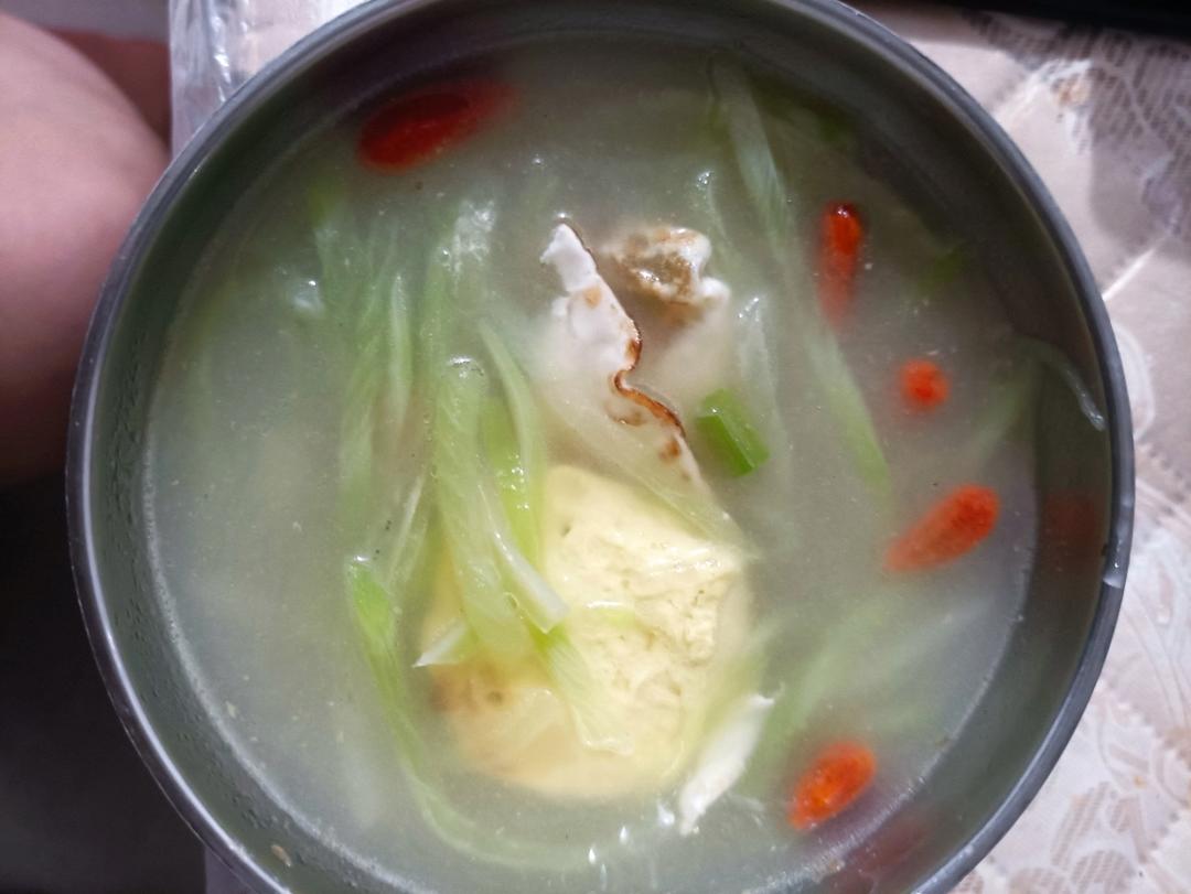 适合宝宝秋天喝的汤·煎蛋白萝卜汤