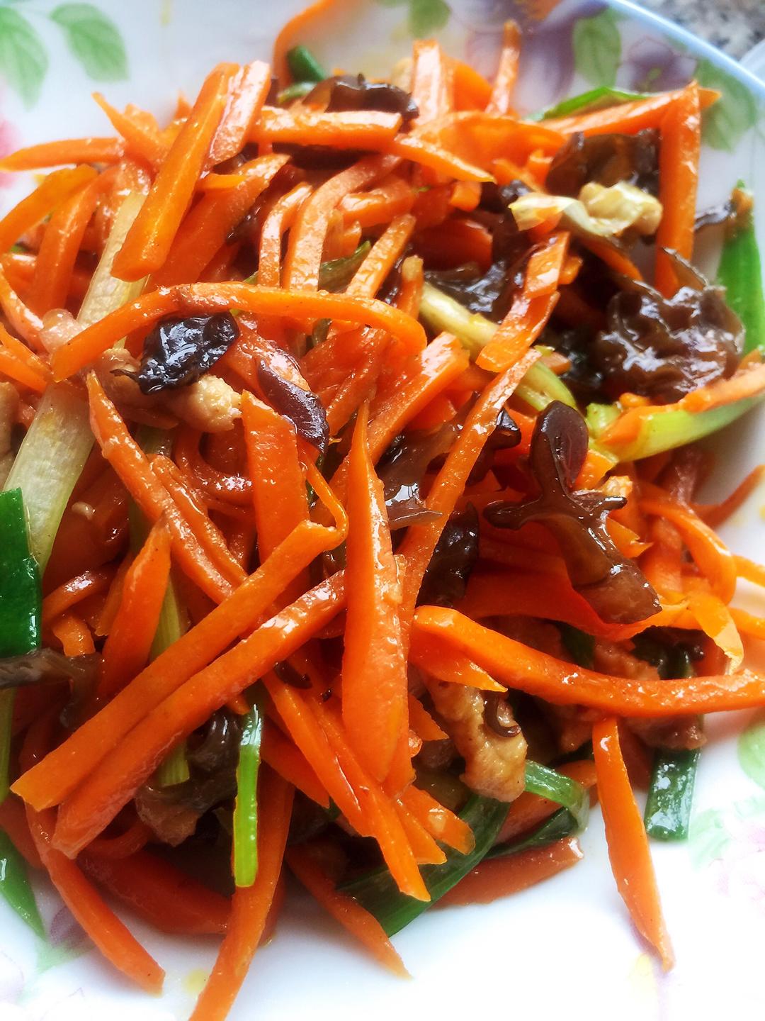 胡萝卜丝炒木耳的做法