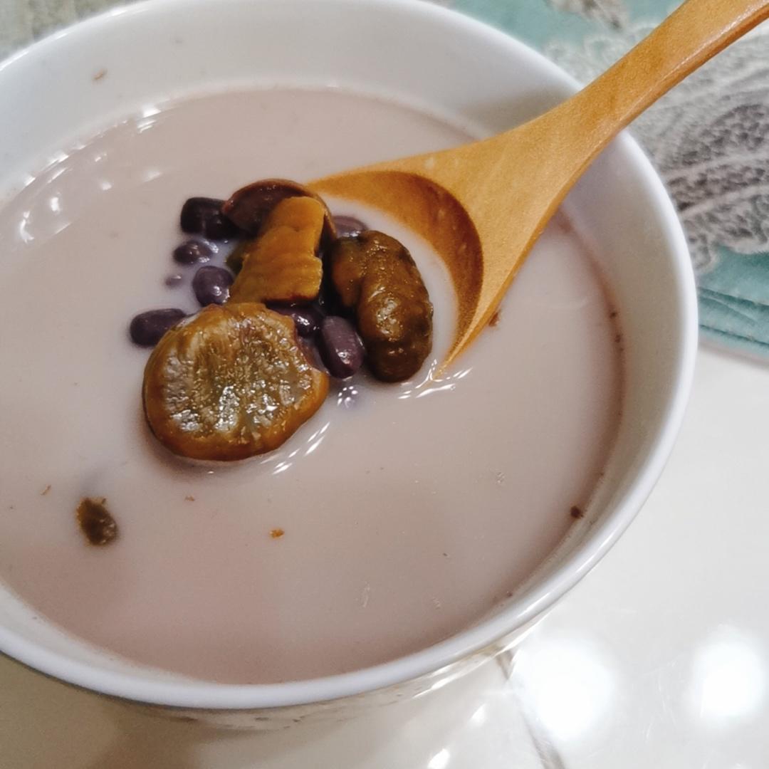 红枣红豆薏仁牛奶粥