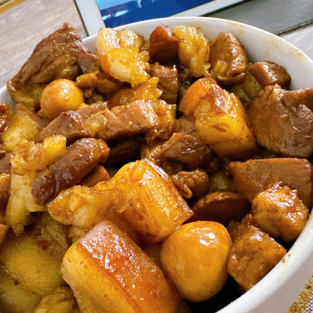 加了鹌鹑蛋后，这盘红烧肉，美味的逆天啦——鹌鹑蛋烧肉（孔瑶食谱）