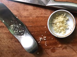 清炒蒜蓉甜豆的做法 步骤2