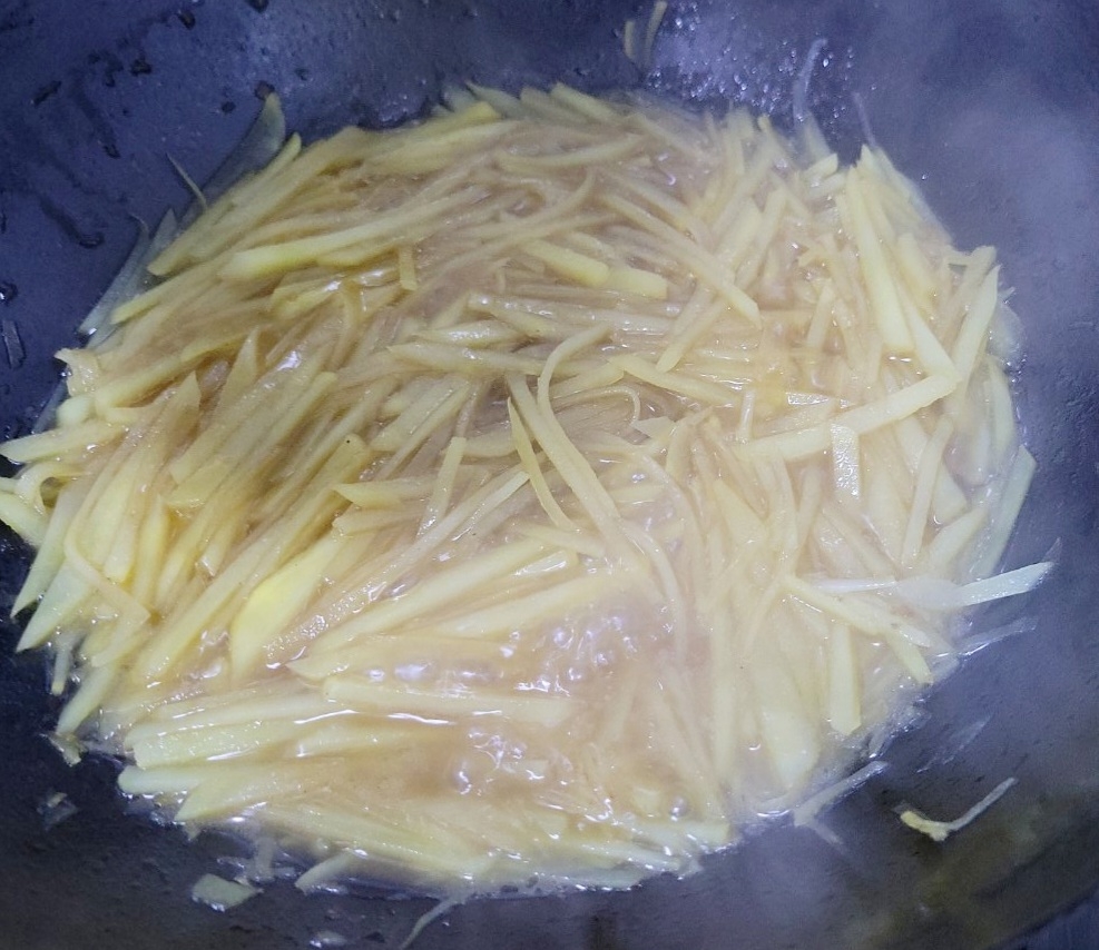 焖炒土豆丝（软糯口感）的做法 步骤2
