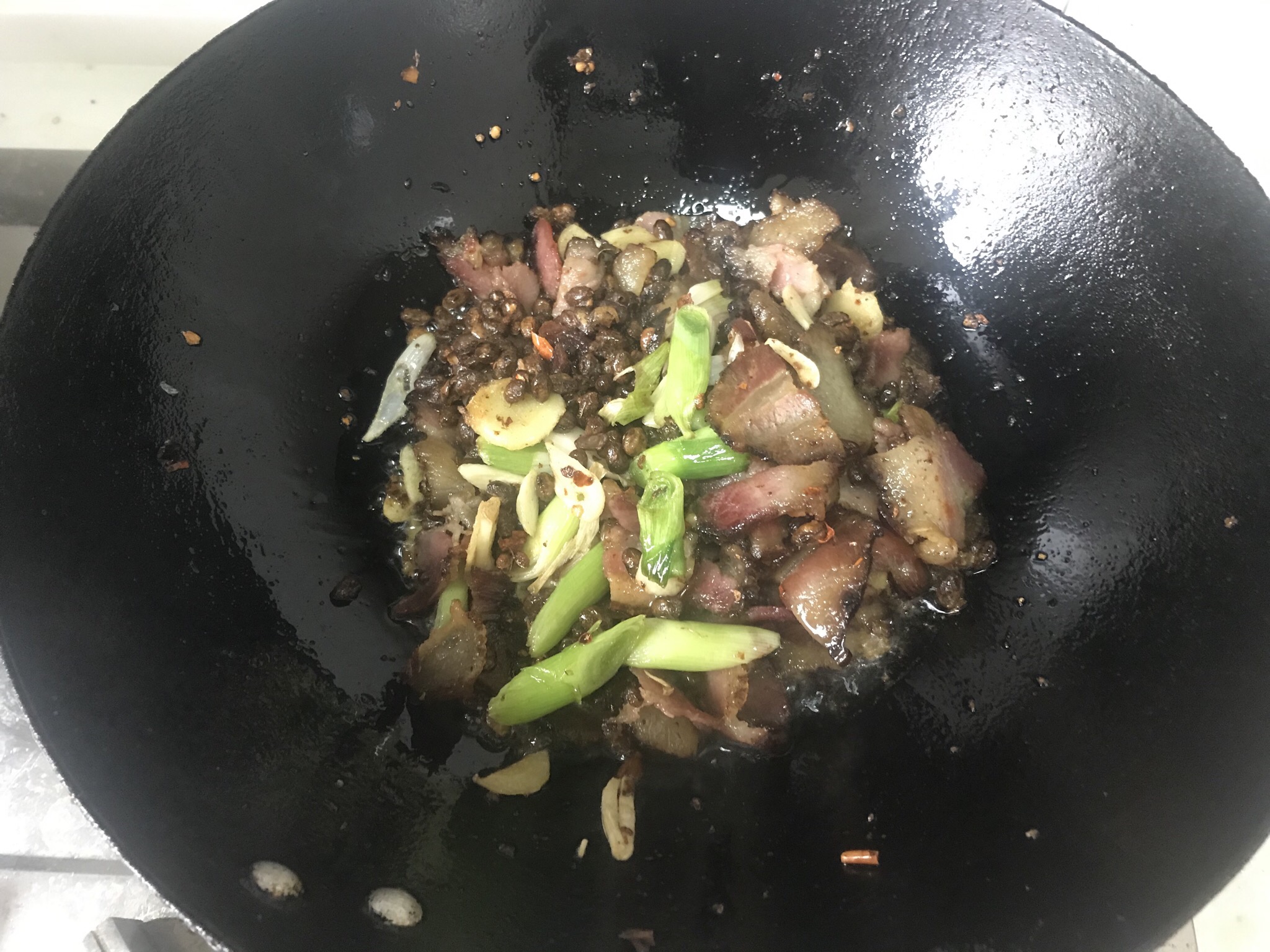 下饭菜｜干豆豉炒腊肉的做法 步骤8