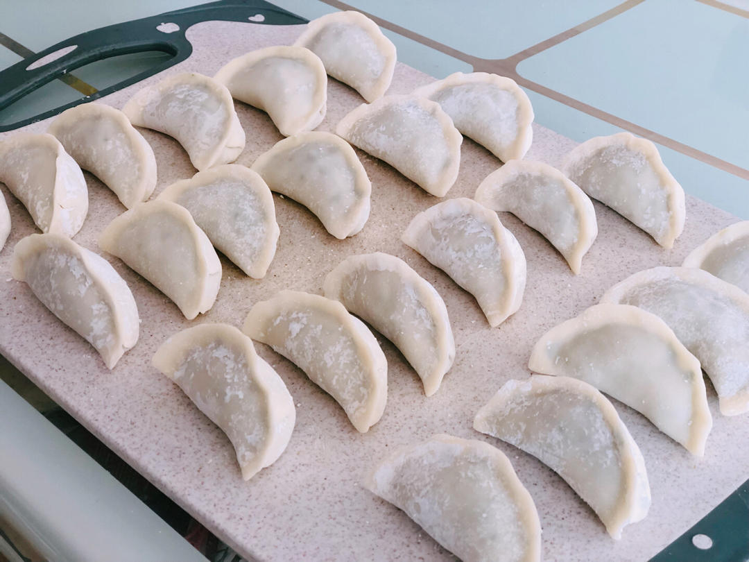 韭菜猪肉饺子(附擀皮和最简单的饺子包法)