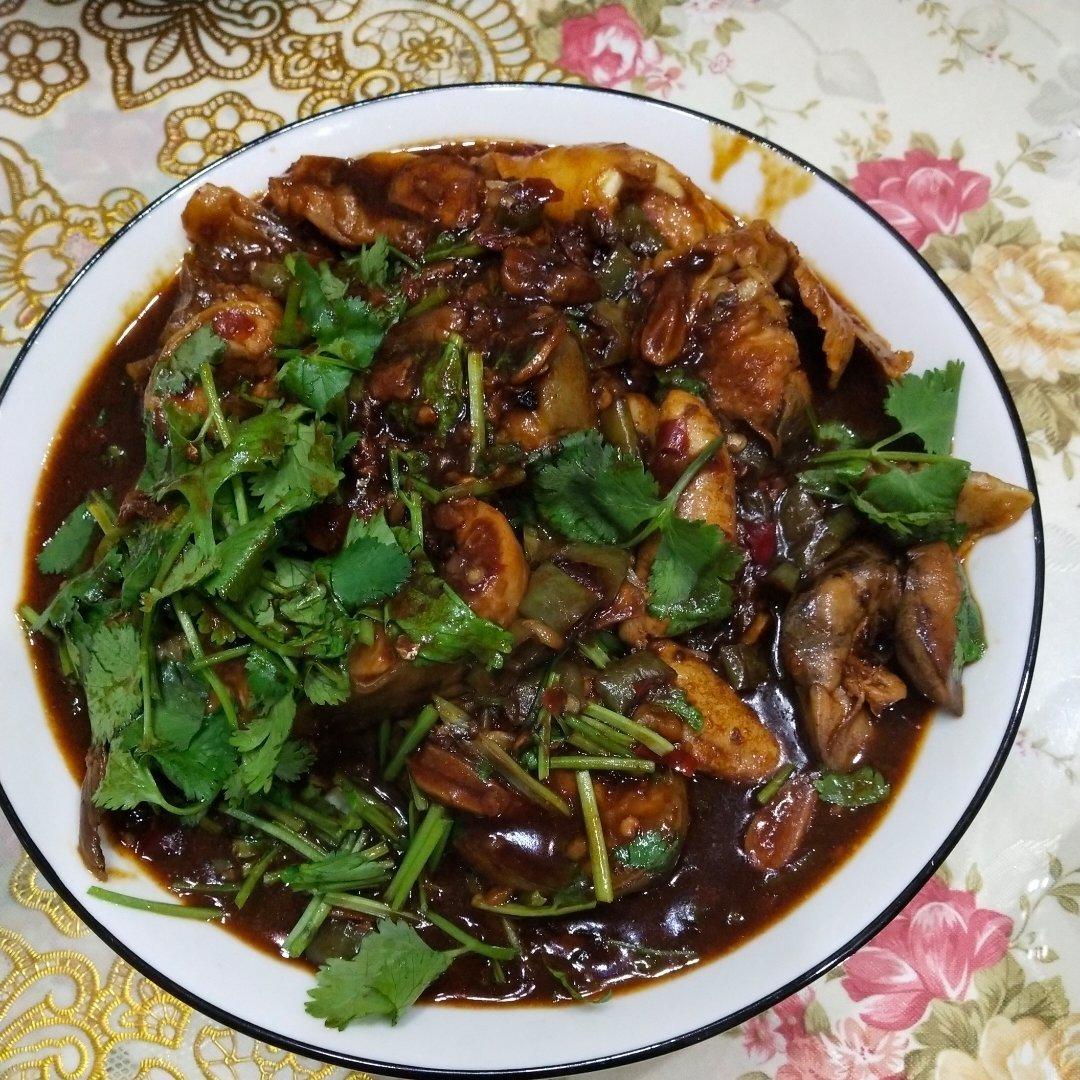 厨师长教你：“大蒜烧鲶鱼”的家常做法，口感细腻味道非常鲜美