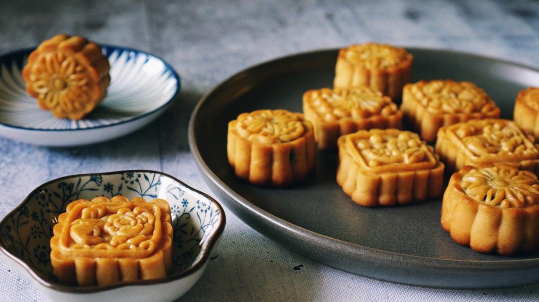 黑芝麻蛋黄月饼