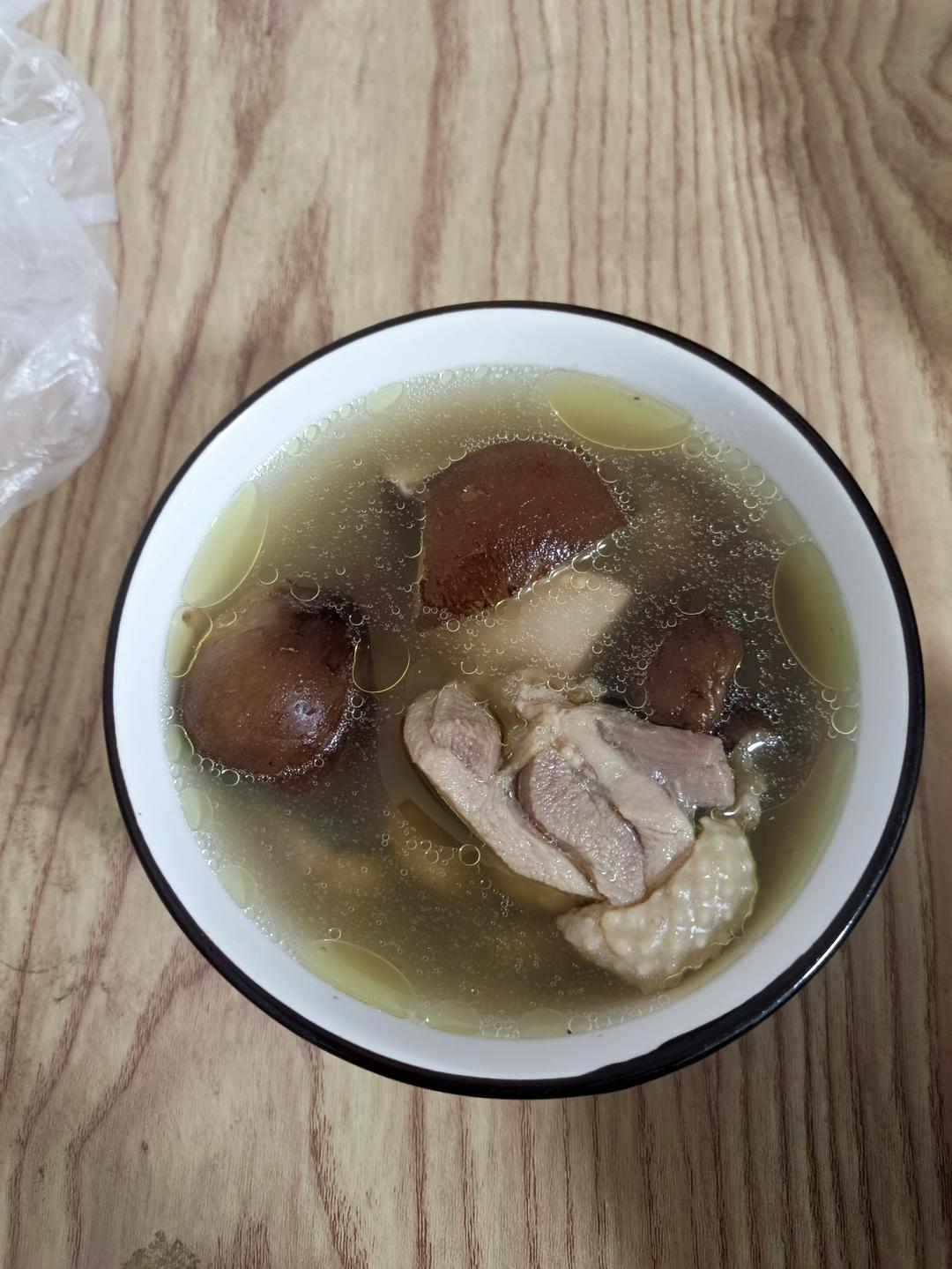奶奶教的鲜香肥美香菇炖鸡汤