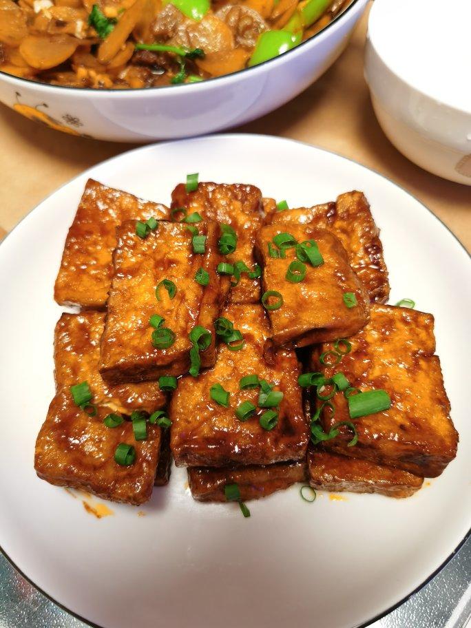 小彤儿妹做的酱汁豆腐