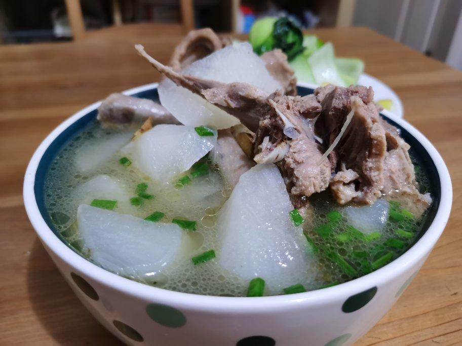 厨师长教你：“老鸭萝卜汤”的家常做法，天气冷了很适合老人孩子