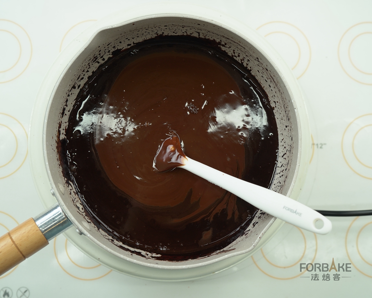 网红巧克力“鸭血”面包 | 生巧奶冻咸奶油面包的做法 步骤12