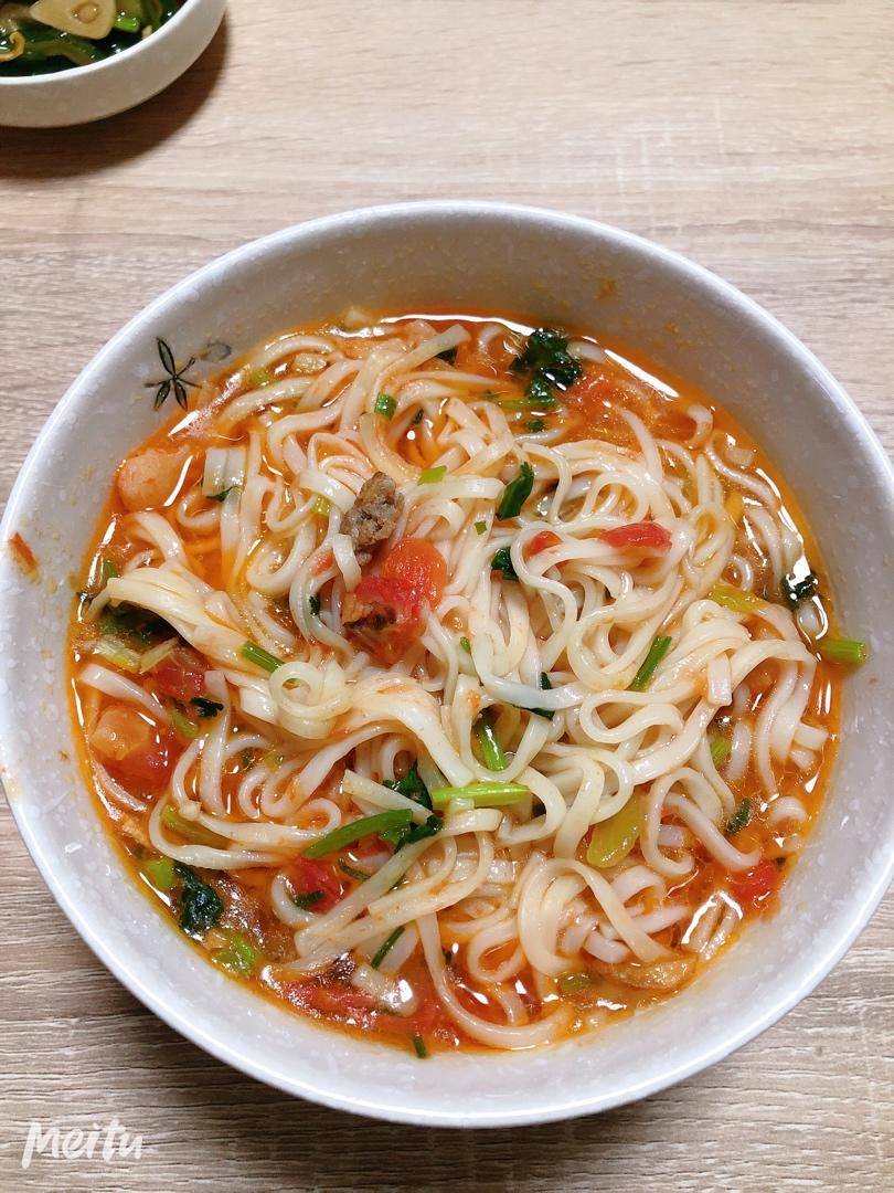 开胃好吃的酸汤空心挂面