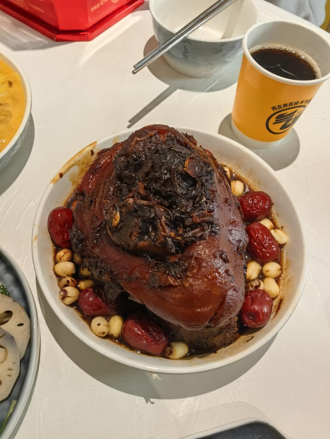 冰糖元蹄，皮松肉软好滋补