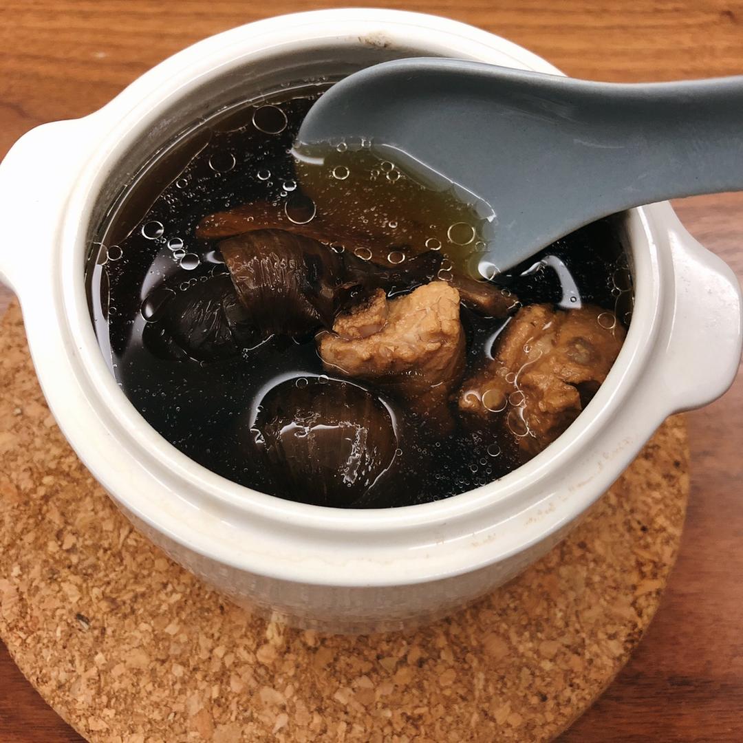 季耐芽做的黑蒜排骨汤