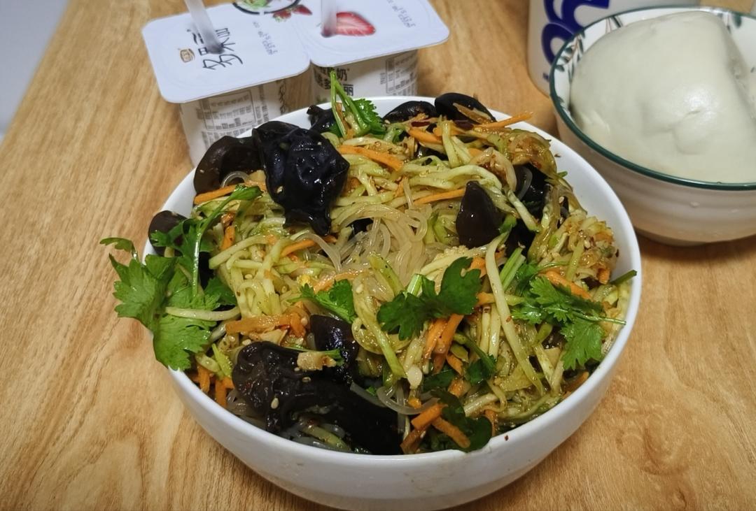木耳黄瓜萝卜香菜粉丝  凉菜