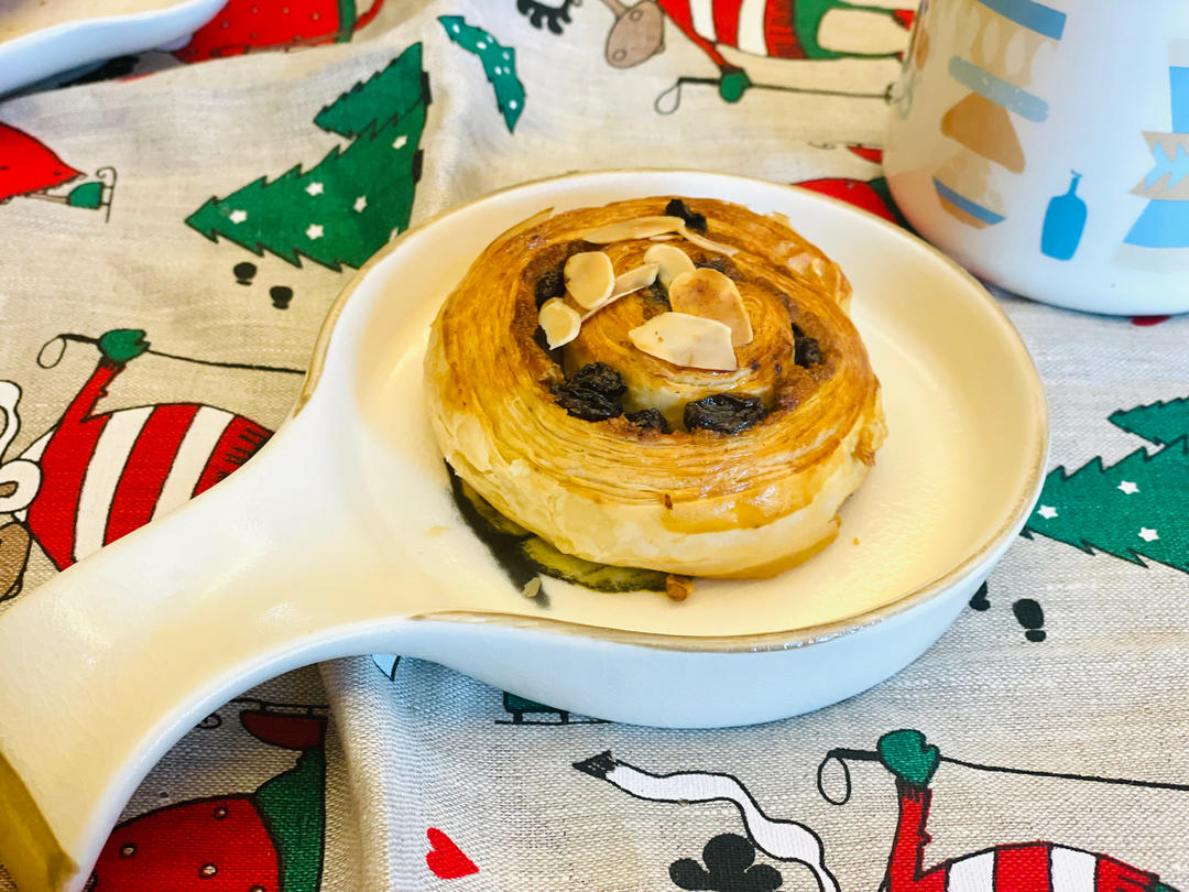 蘑菇头的秋天做的丹麦杏仁提子肉桂卷