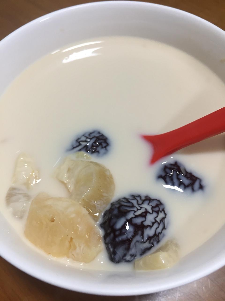 花胶炖牛奶汤